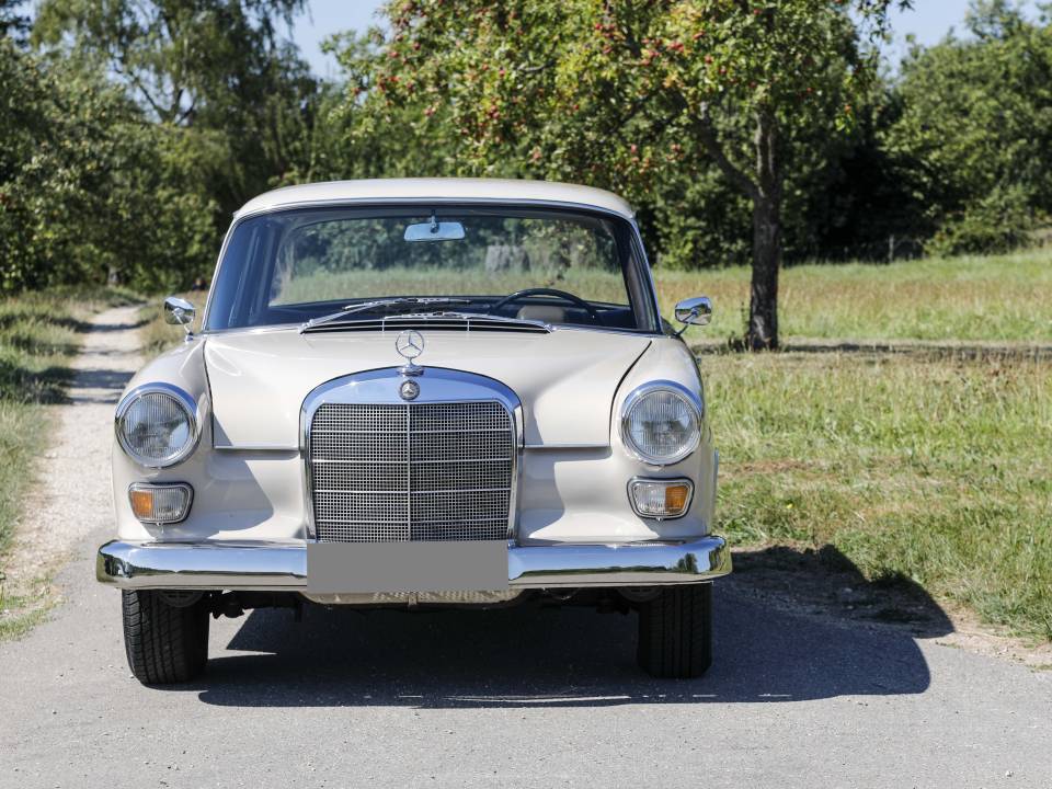 Image 3/9 of Mercedes-Benz 230 (1967)