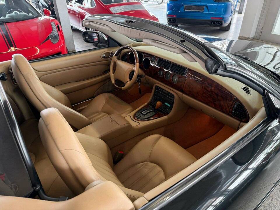 Image 32/34 of Jaguar XK8 4.0 (1997)