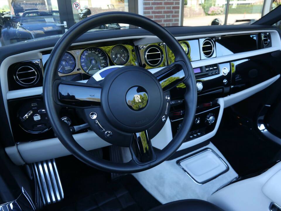 Image 16/50 of Rolls-Royce Phantom DHC (2009)