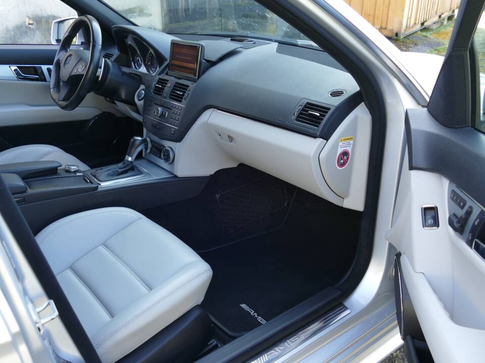 Imagen 15/18 de Mercedes-Benz C 63 AMG T (2010)