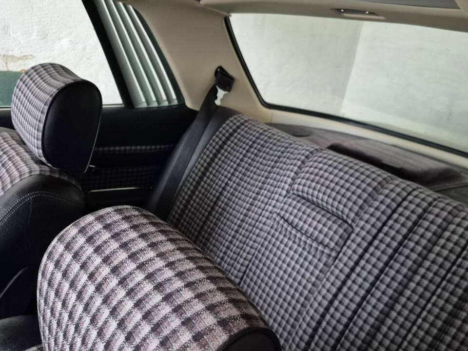 Image 4/4 de Mercedes-Benz 280 SLC (1980)