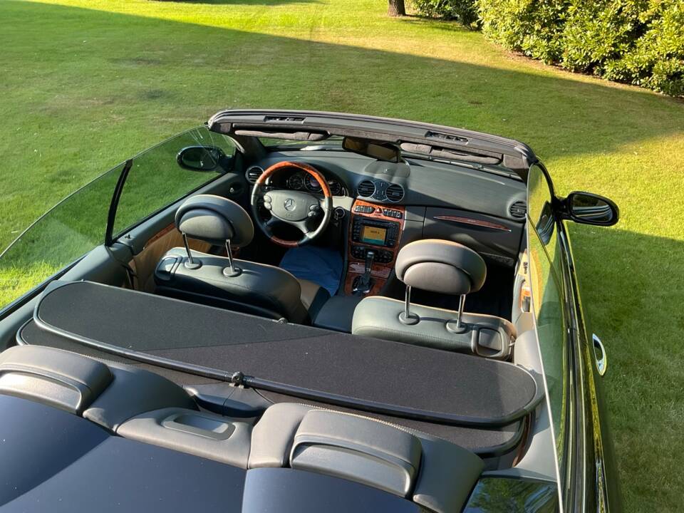 Immagine 13/41 di Mercedes-Benz CLK 320 (2003)
