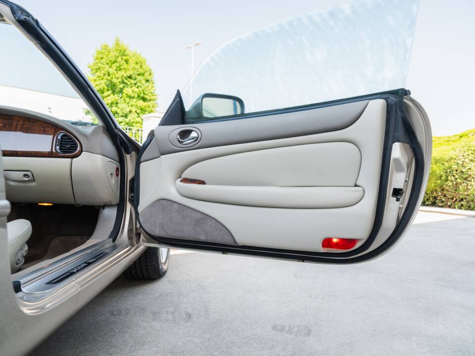 Image 32/91 de Jaguar XK8 4.0 (2000)