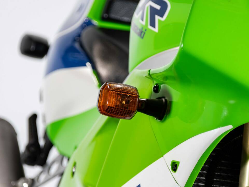 Image 17/40 of Kawasaki ZX-R 400 (1991)