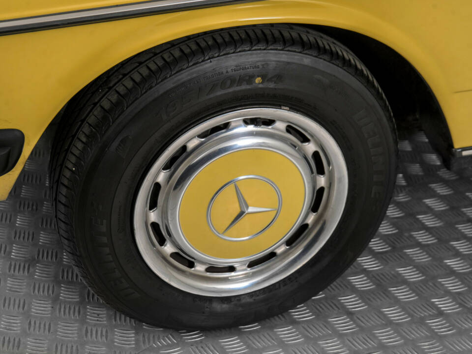 Image 25/50 of Mercedes-Benz 240 TD (1982)