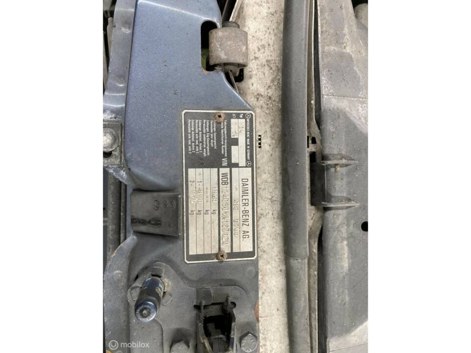 Bild 28/50 von Mercedes-Benz 300 E (1986)