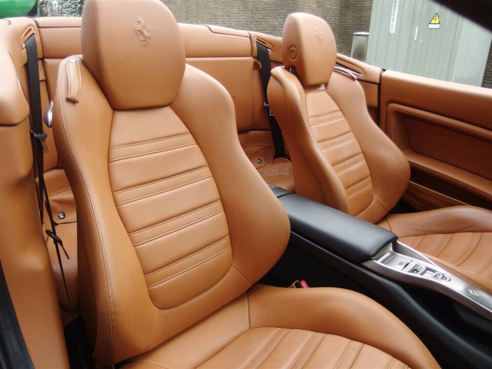 Image 47/99 of Ferrari California (2010)