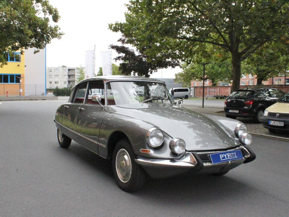 Image 2/22 of Citroën DS 21 Pallas (1966)