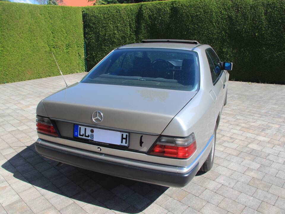 Bild 12/16 von Mercedes-Benz 230 CE (1990)