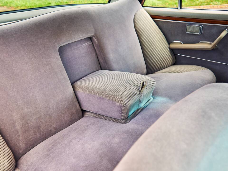 Image 18/38 of Mercedes-Benz 300 SEL 6.3 (1970)