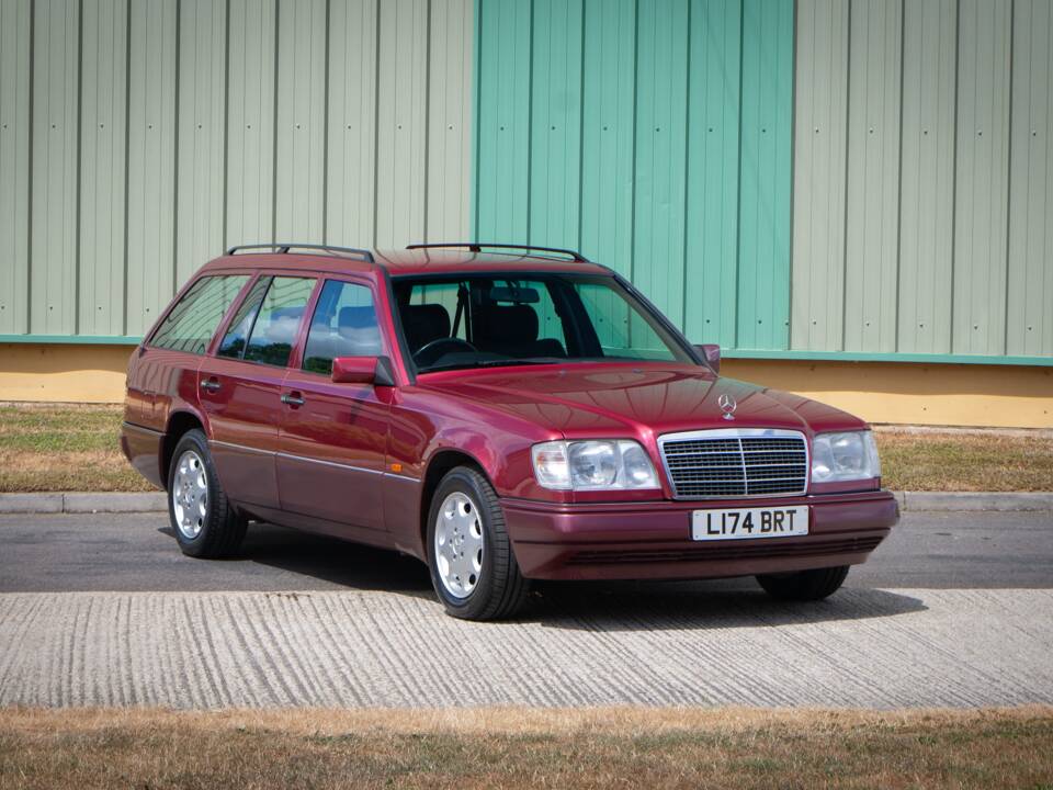 Bild 8/28 von Mercedes-Benz E 320 T (1993)