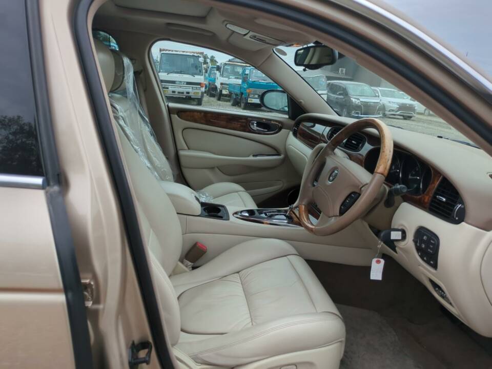 Image 10/25 de Jaguar XJ 8 4.2 (2003)