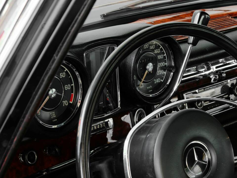 Image 18/49 de Mercedes-Benz 280 SE (1970)