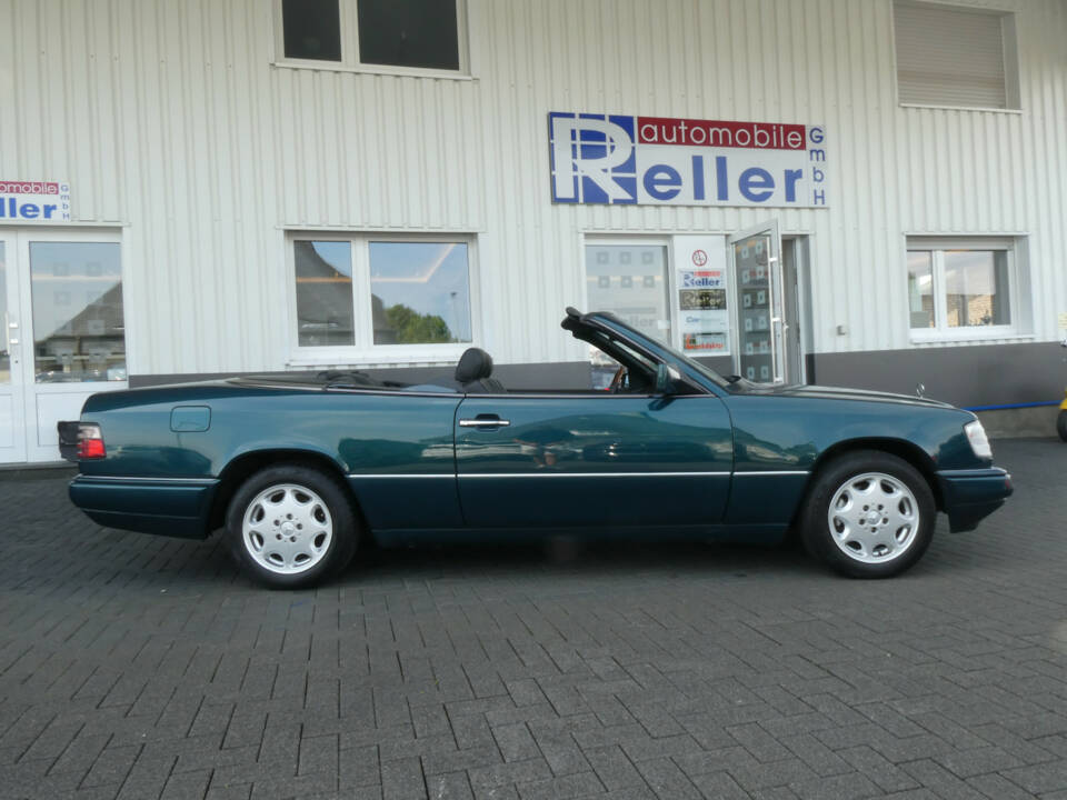 Image 8/26 of Mercedes-Benz E 220 (1996)