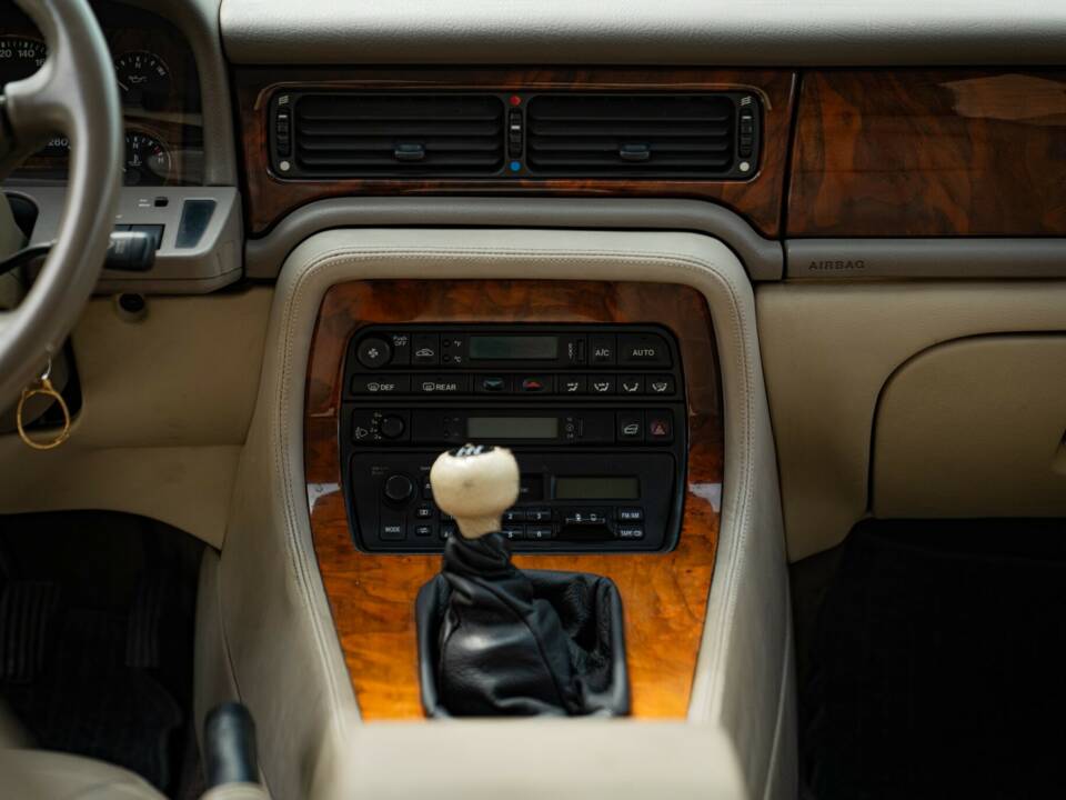 Bild 43/50 von Jaguar XJ6 3.2 (1995)