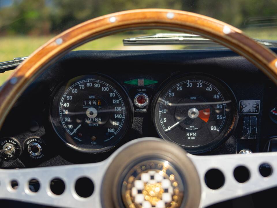 Image 39/50 de Jaguar E-Type (1969)