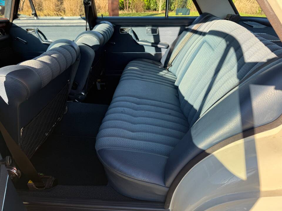 Image 18/44 of Mercedes-Benz 280 SEL 3,5 (1971)
