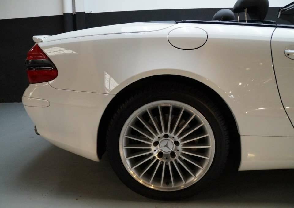 Image 13/50 of Mercedes-Benz SL 500 (2005)