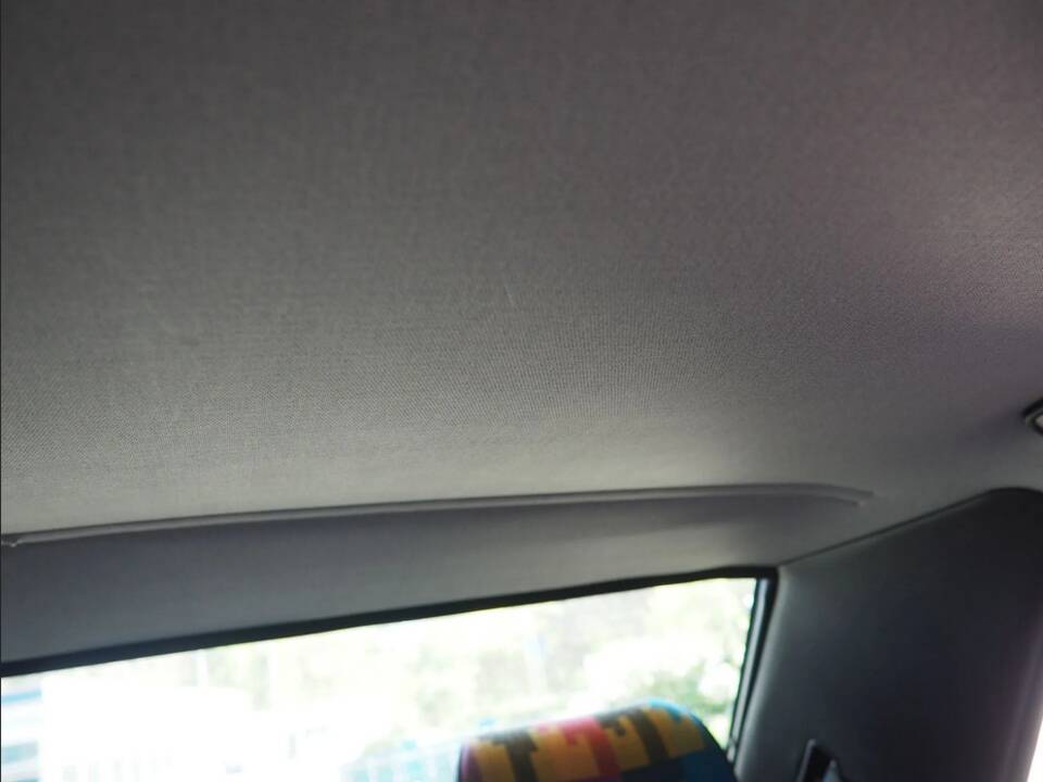 Image 47/137 of Mercedes-Benz 190 E 1.8 Avantgarde &quot;Rosso&quot; (1992)