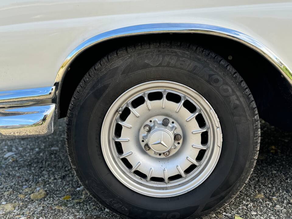 Image 55/132 of Mercedes-Benz 220 SE b (1963)
