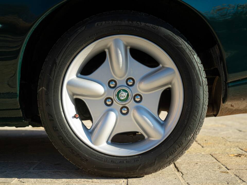 Image 16/50 of Jaguar XK8 4.0 (1998)