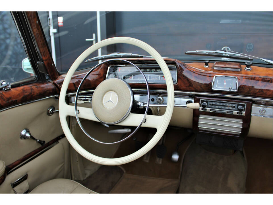 Image 9/35 of Mercedes-Benz 220 SE Cabriolet (1959)