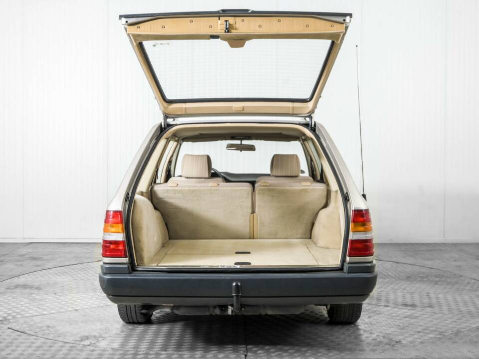 Bild 40/50 von Mercedes-Benz 230 TE (1987)