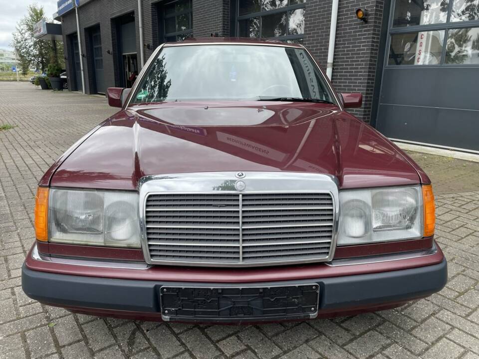 Bild 3/8 von Mercedes-Benz 300 E (1990)