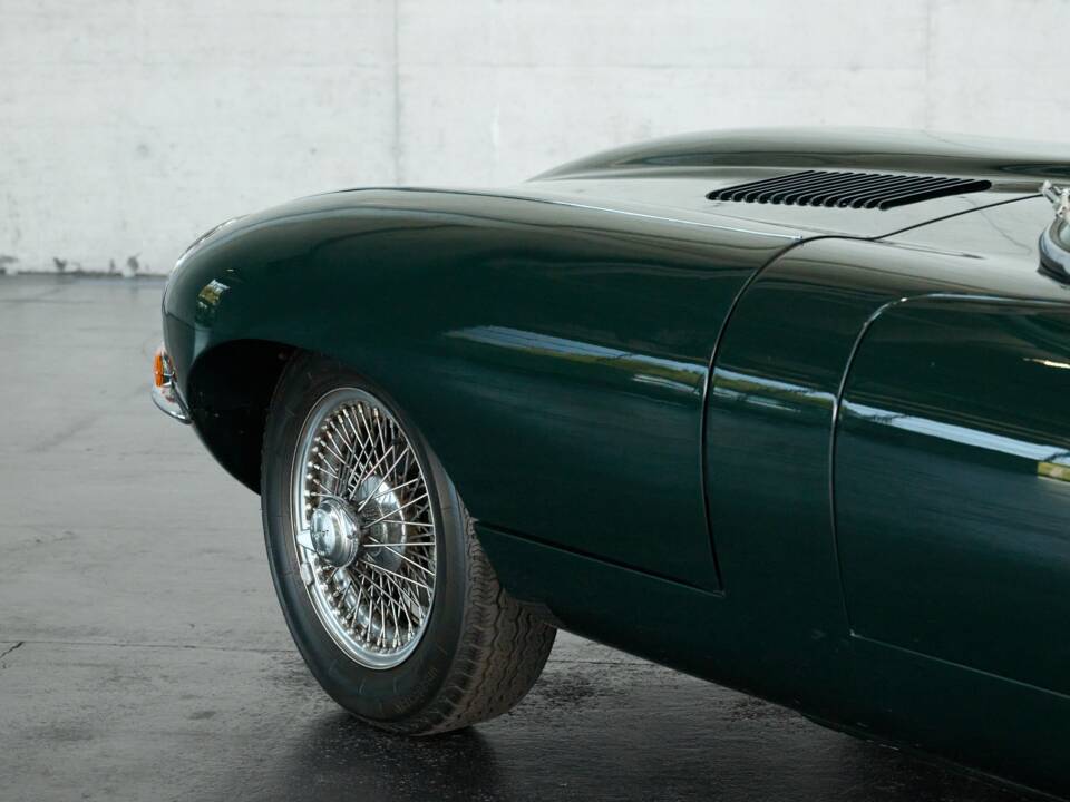 Image 16/50 de Jaguar E-Type (1970)