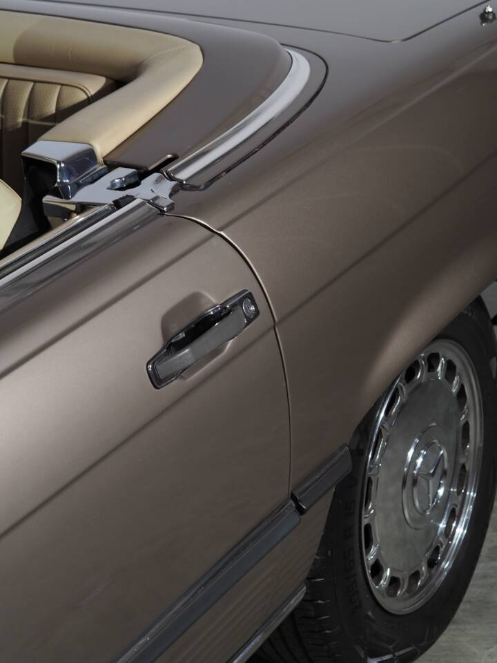 Image 14/50 of Mercedes-Benz 560 SL (1988)