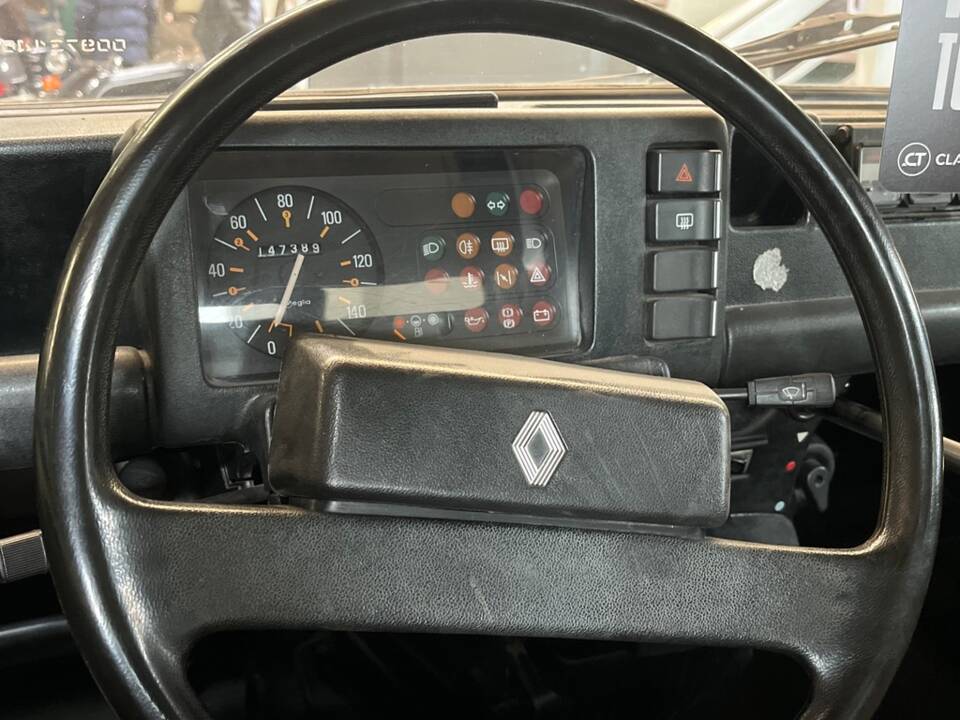 Image 30/50 of Renault R 4 (1987)