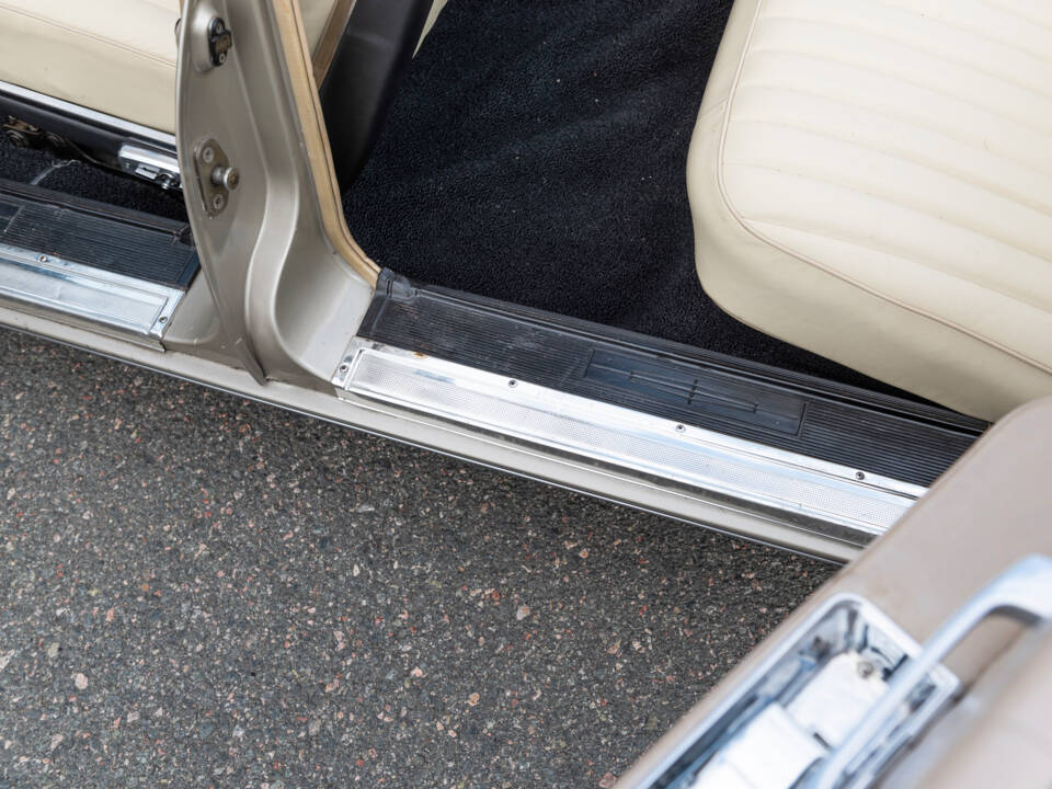 Image 40/135 of Lincoln Continental Convertible (1965)