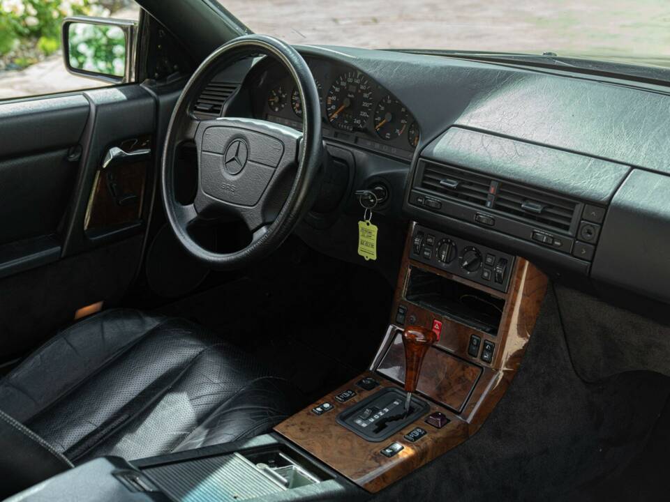 Image 27/50 of Mercedes-Benz 300 SL (1990)