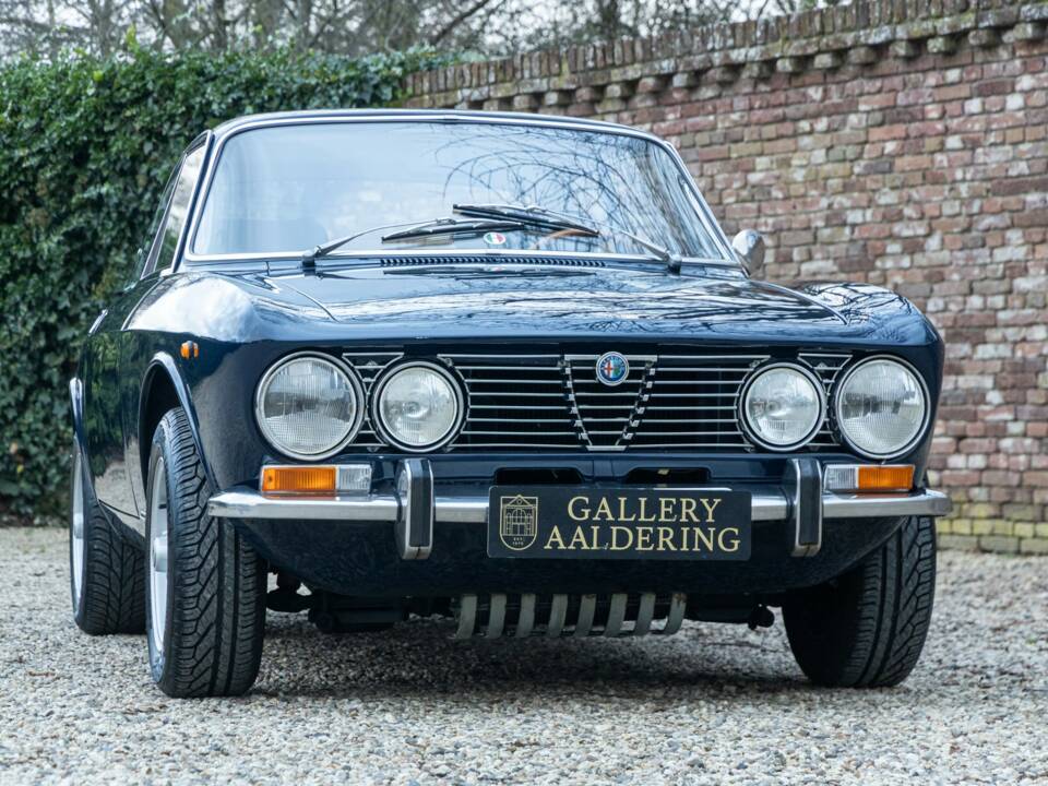 Image 33/50 of Alfa Romeo Giulia GT 1300 Junior (1971)