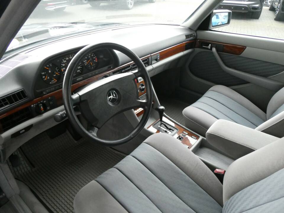 Bild 8/21 von Mercedes-Benz 300 SE (1990)