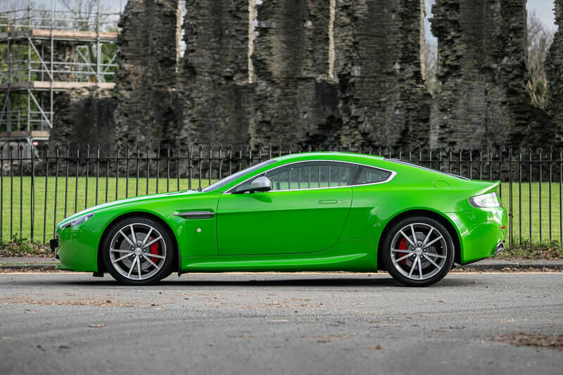 Immagine 5/43 di Aston Martin V8 Vantage (2010)