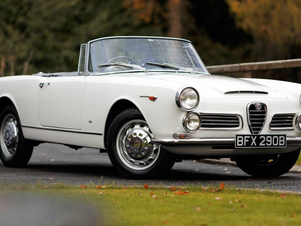 Image 29/50 of Alfa Romeo 2600 Spider (1964)