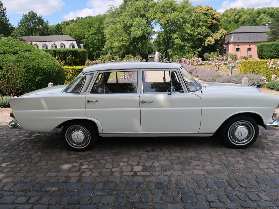 Image 4/32 of Mercedes-Benz 200 D (1966)