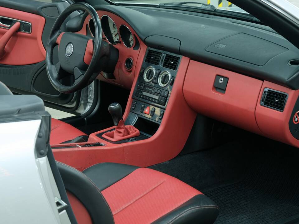 Immagine 24/50 di Mercedes-Benz SLK 230 Kompressor (1996)