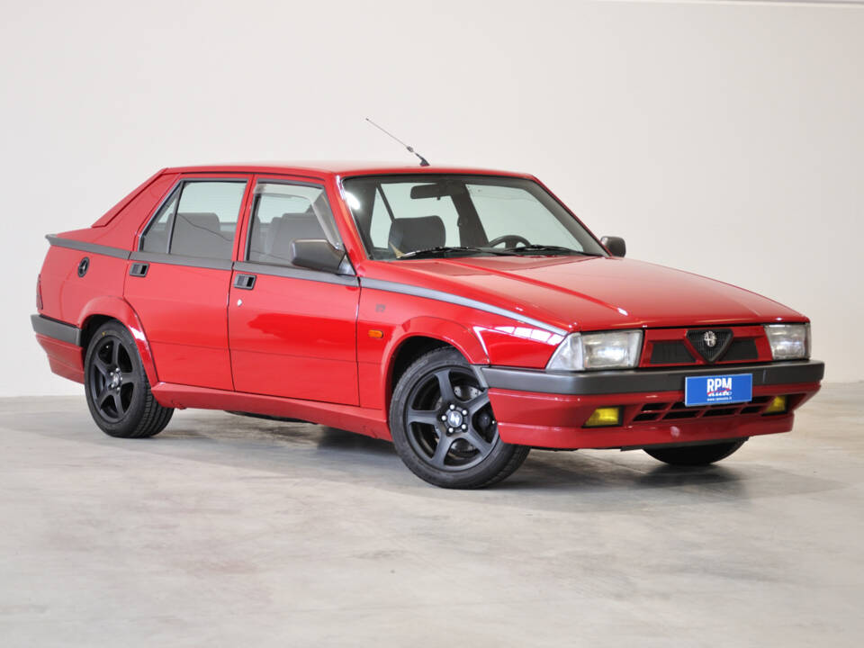 Afbeelding 16/39 van Alfa Romeo 75 2.0 Twin Spark (1990)