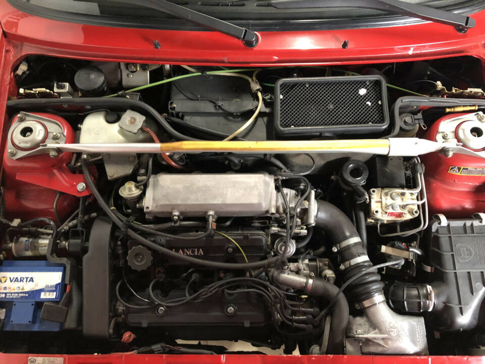 Image 31/33 of Lancia Delta HF Integrale Evoluzione I (1992)