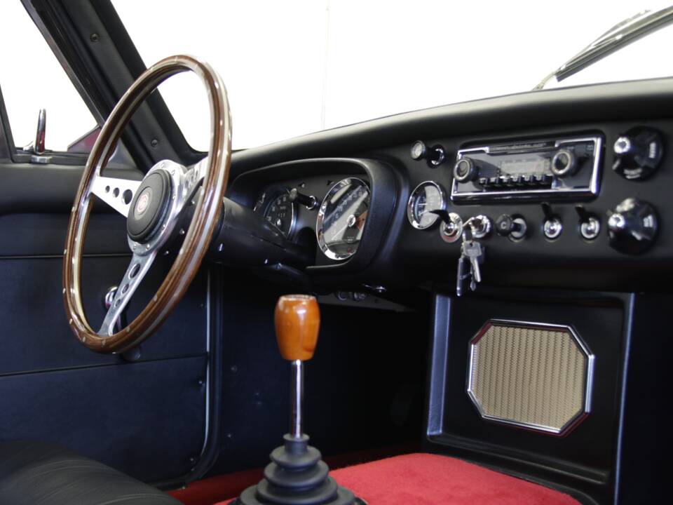 Bild 13/28 von MG MGB GT (1968)