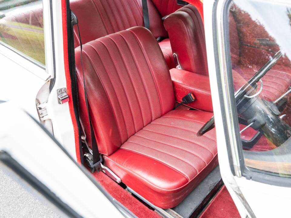 Image 26/35 of Mercedes-Benz 190 c (1965)