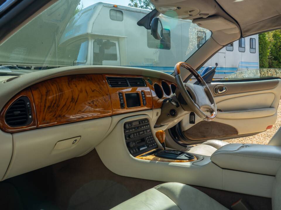 Image 24/50 of Jaguar XKR (2000)