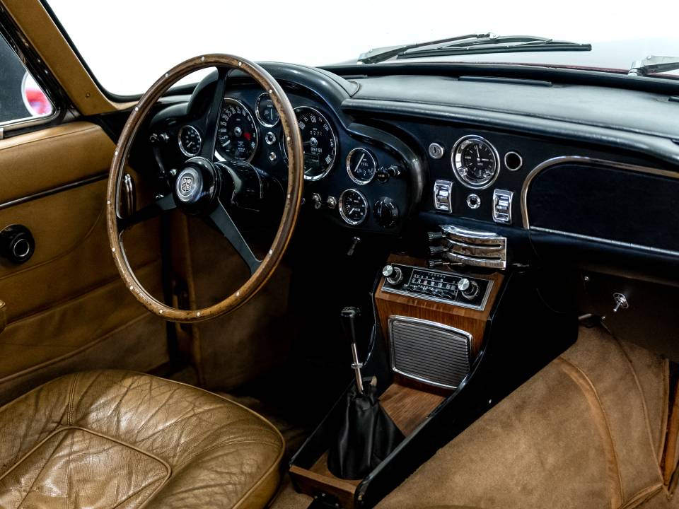 Bild 14/21 von Aston Martin DB 6 (1968)