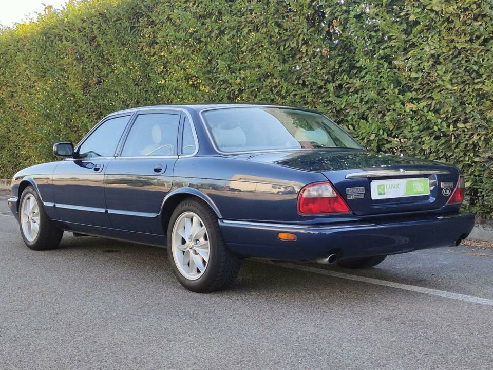 Image 3/30 de Jaguar XJ 8 4.0 Executive (1998)