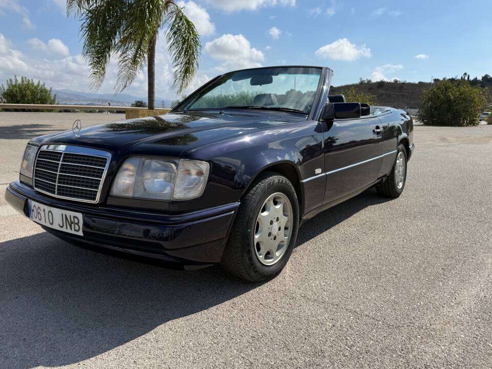 Image 2/30 of Mercedes-Benz E 200 "Final Edition" (1997)