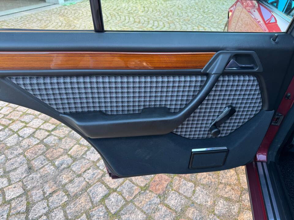 Immagine 38/75 di Mercedes-Benz 230 E (1992)