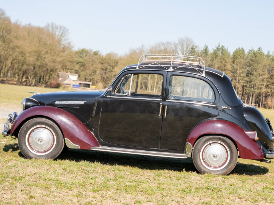 Image 32/35 of SIMCA 8 - 1200 (1951)