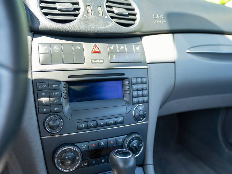 Image 37/49 of Mercedes-Benz CLK 280 (2006)